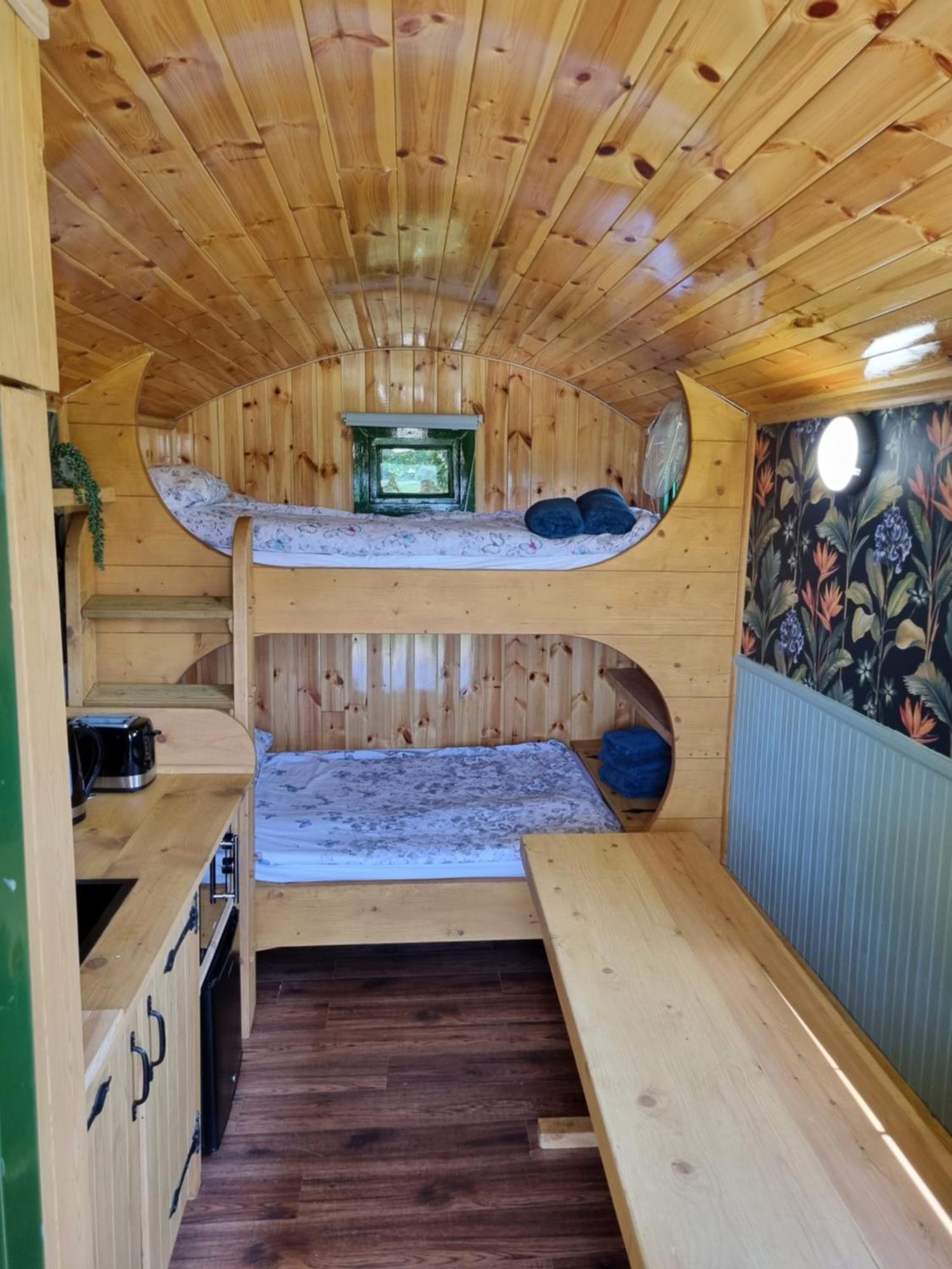 Woodie The Shepherds Hut - Sleeps 4 Chichester Exterior photo